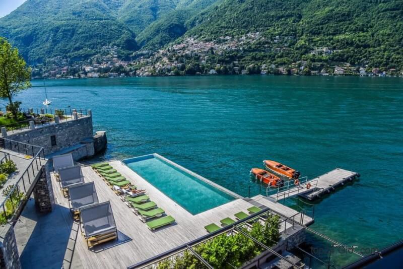Những ngọn núi sừng sững ở hồ Comos là bối cảnh cho hồ bơi vô cực mảnh mai này tại Patricia siêu hiện đại ...
