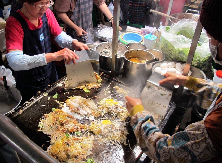 Trứng tráng hàu là một trong những món ăn vặt đường phố phổ biến nhất của Đài Loan, và ở Chợ đêm Huayuan của Đài Nam (hay còn gọi là Chợ đêm Hoa, Trung Quốc),