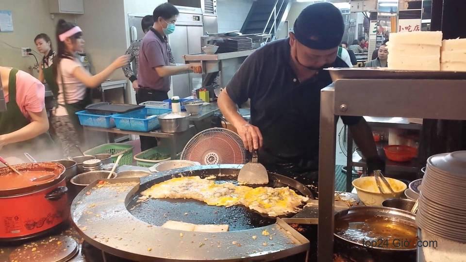 'Anh chàng đang nấu món trứng tráng hàu mà khách du lịch đặt