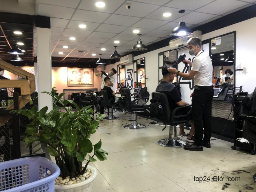 30Shine cắt tóc nam là một địa chỉ nổi tiếng với sự chuyên nghiệp và tinh tế. Với giá cả hợp lý và dịch vụ như tiệm thuộc tầm giá cao hơn, 30Shine sẽ mang lại cho bạn một trải nghiệm tuyệt vời về tạo dáng tóc và chăm sóc cho nó.