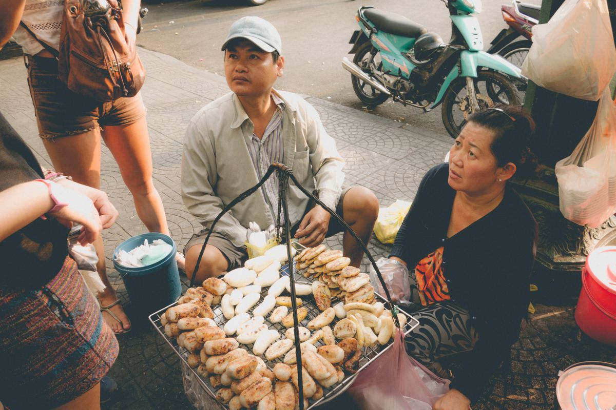 Những người bán thức ăn đường phố trên đường phố ở Thành phố Hồ Chí Minh, Việt Nam