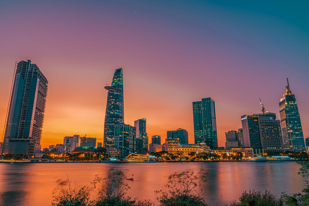 Bitexco Financial Tower và các cao ốc bên kia sông Sài Gòn