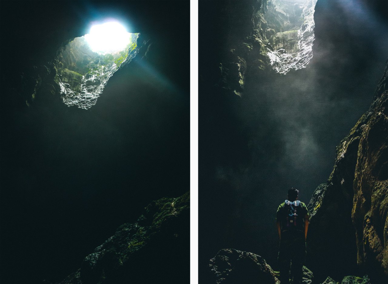 Một người đang nhìn lên hang động trong Động Thiên Đường ở Phong Nha, Việt Nam.