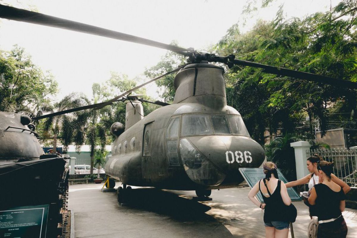 Một nhóm phụ nữ đọc một tấm biển bằng máy bay trực thăng tại Bảo tàng Chiến tranh Việt Nam tại Thành phố Hồ Chí Minh ở Việt Nam