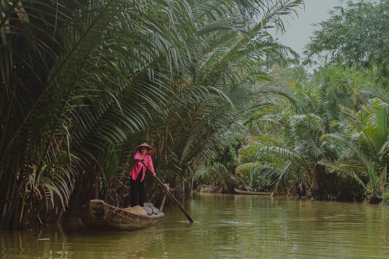 Người phụ nữ chèo thuyền độc mộc dọc đồng bằng sông Cửu Long