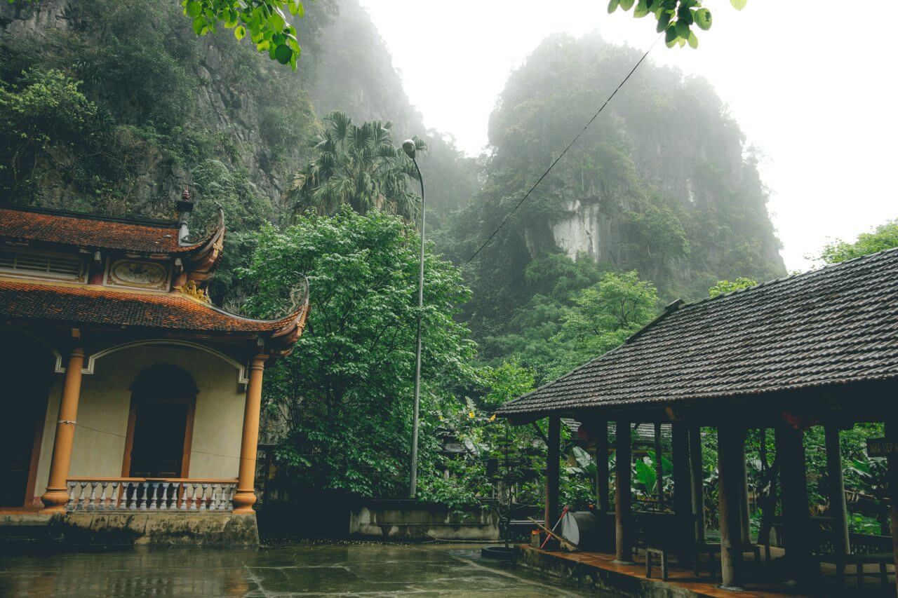 Chùa Bích Động là một ngôi chùa nhiều tầng cổ kính nép mình vào một sườn núi của Việt Nam