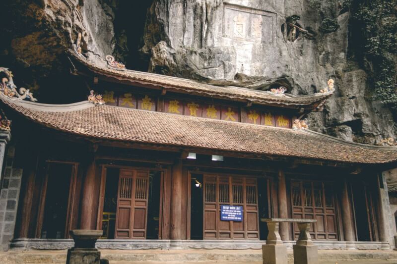 Bậc tam cấp chùa Bích Động, Ninh Bình, Việt Nam.
