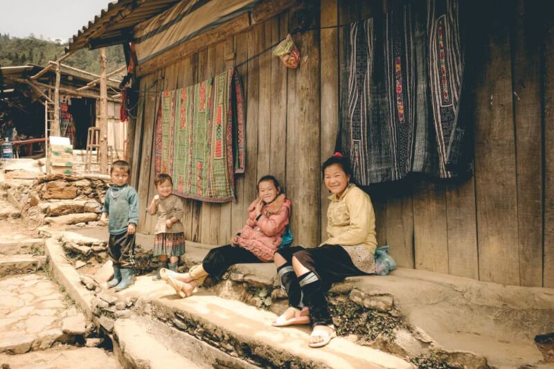 Người dân địa phương tươi cười khi tôi đi dạo quanh ngôi làng truyền thống ở Sapa, Việt Nam.