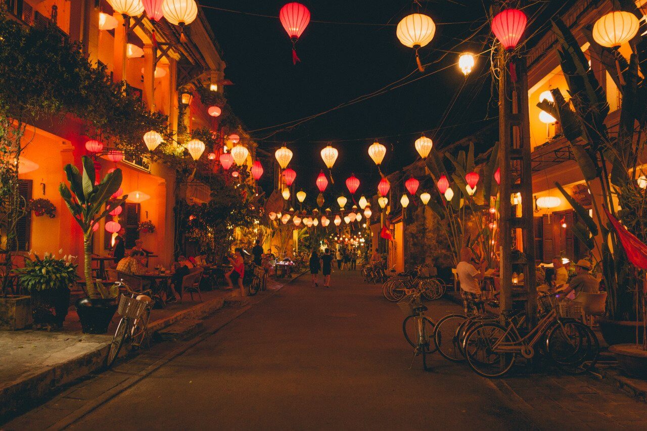 Những chiếc đèn lồng đầy màu sắc dọc đường phố vào ban đêm ở Hội An, Việt Nam