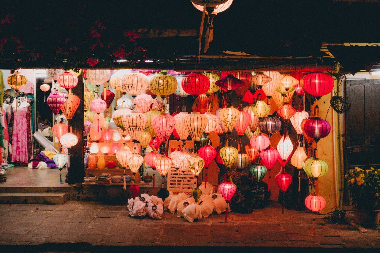 Đèn lồng đầy màu sắc tại một cửa hàng vào ban đêm ở Hội An, Việt Nam